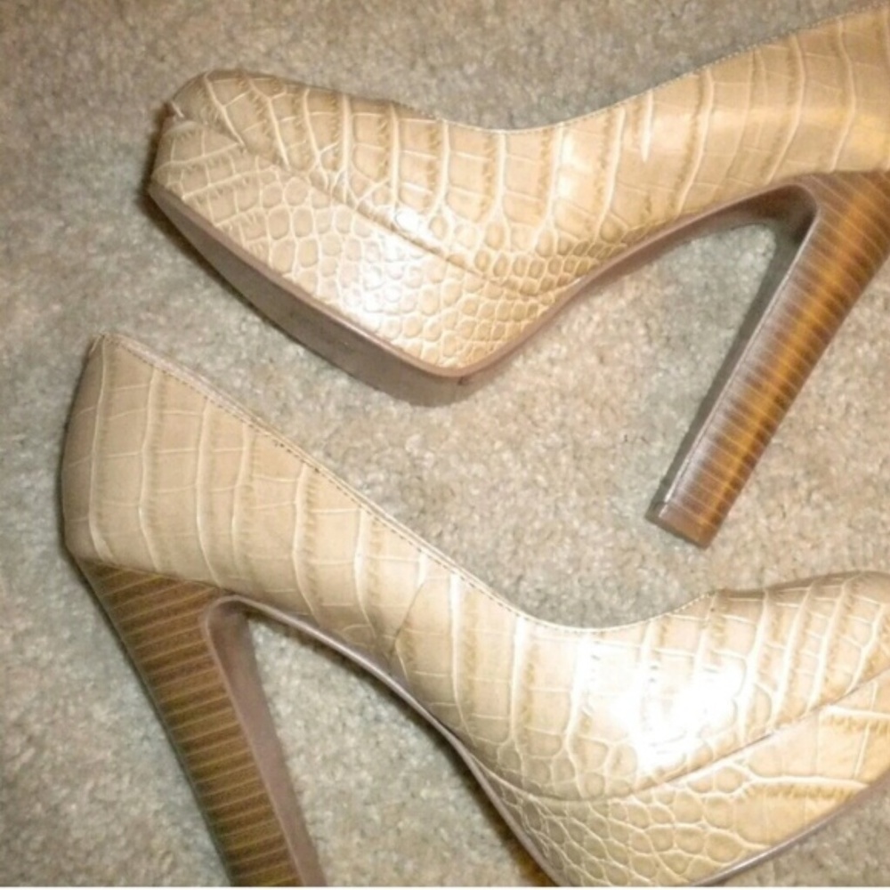 Lovely High Heels - Closed Toe Pumps